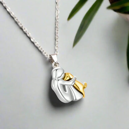 Luz – Collar con Colgante de Abrazo