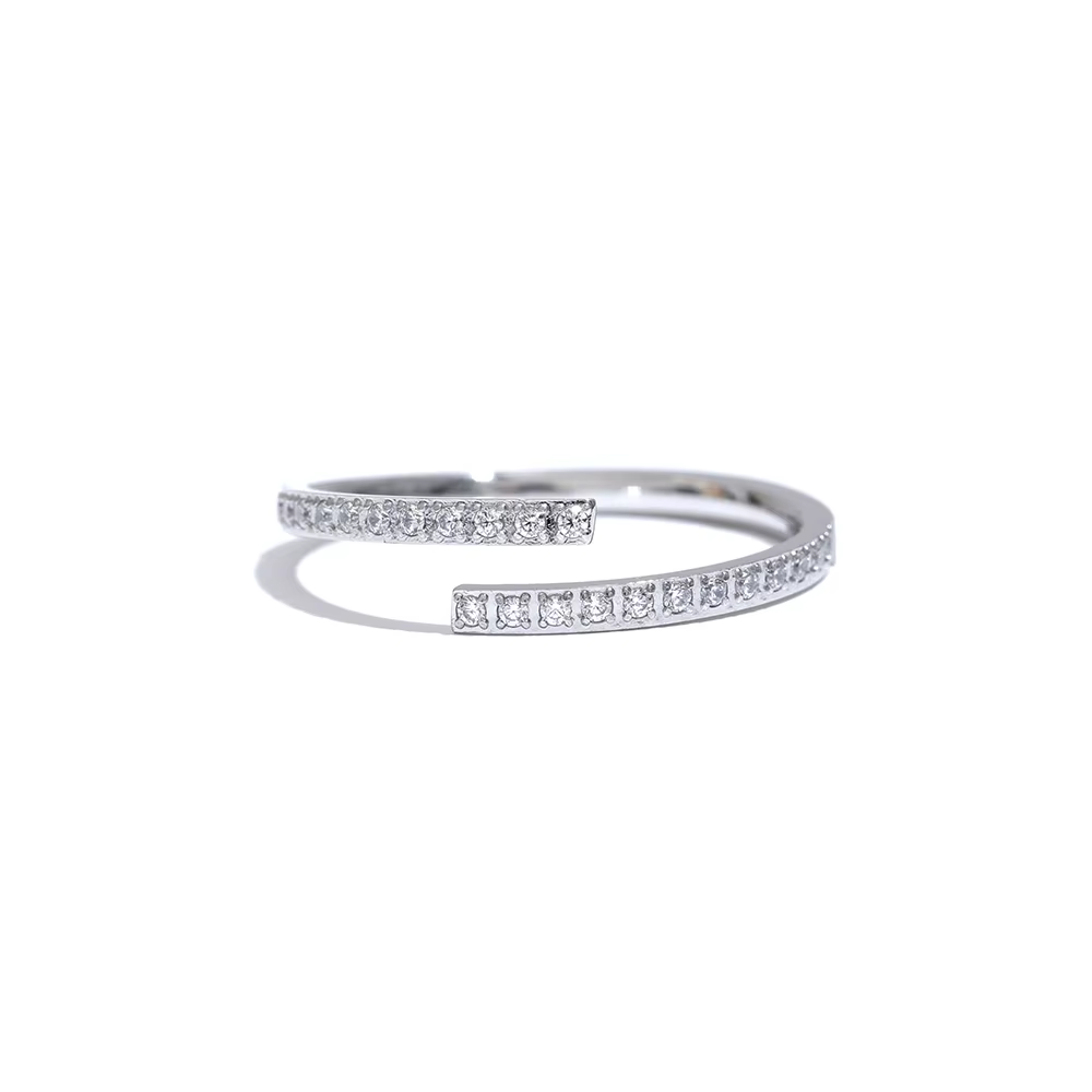 Elina – Anillo Geométrico con Circón Incrustado