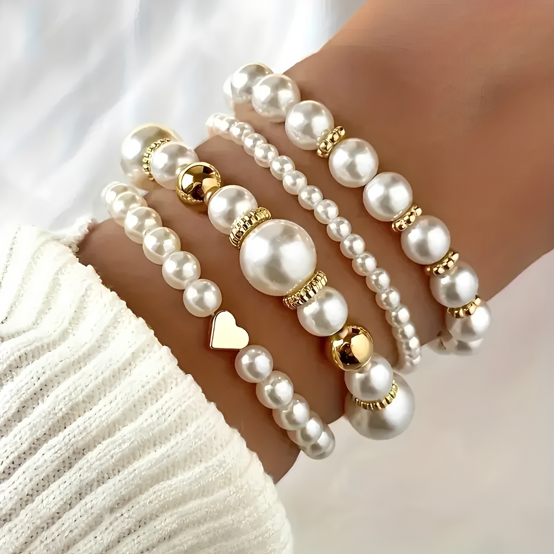 Conjunto de 4 pulseras apilables para mujeres con detalles de perlas y colgante de corazón