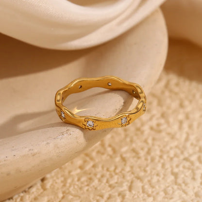 Auriel – Anillo Estrella de Ocho Puntas Ondulado Dorado