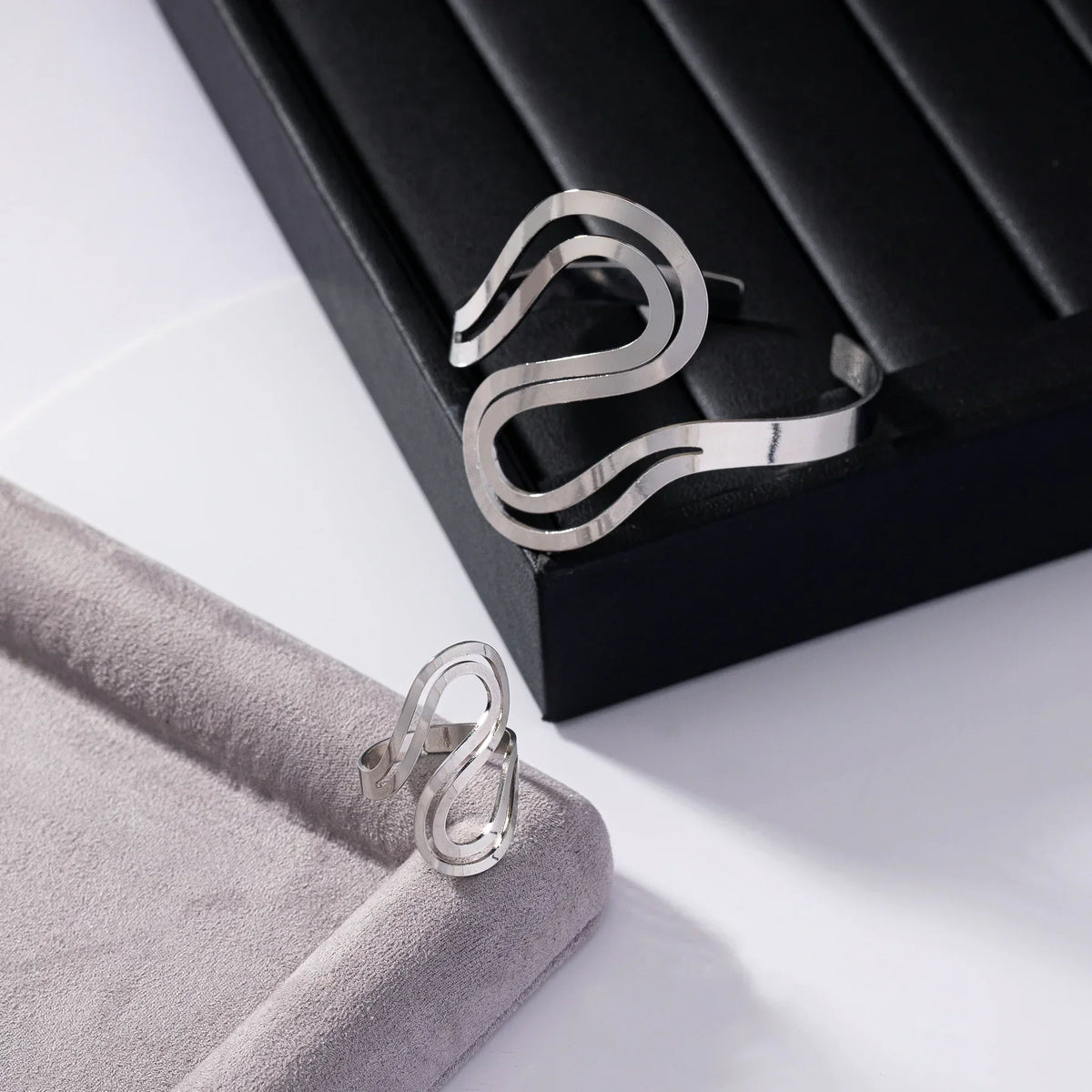 Conjunto de pulsera ajustable y anillo para mujeres con diseño moderno de remolino