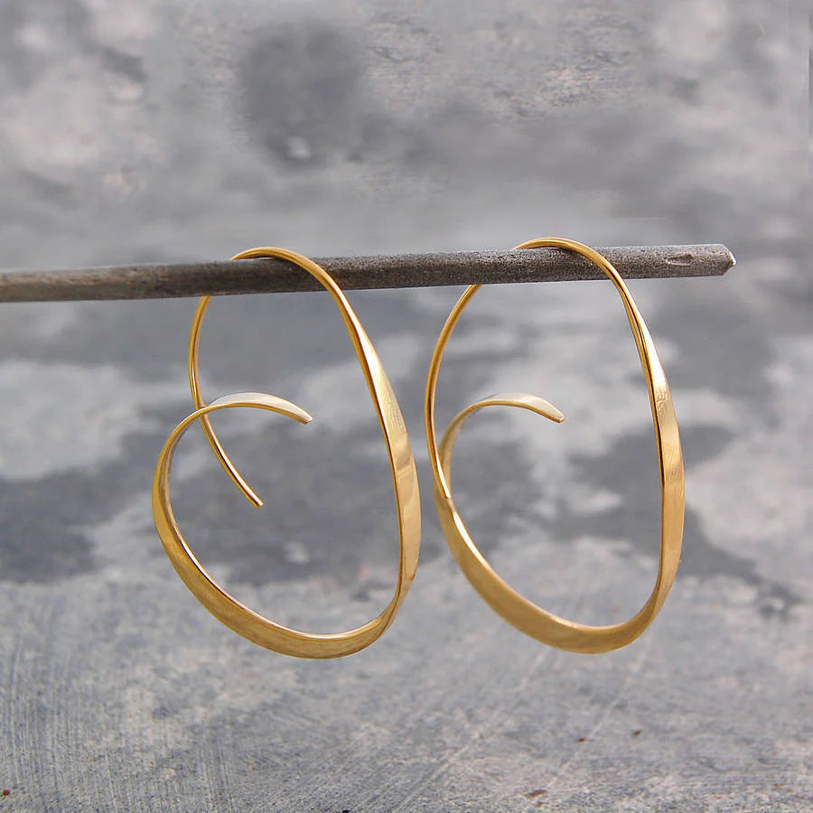 Becca – Pendientes con Forma de Espiral Elegante