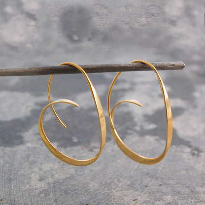 Becca – Pendientes con Forma de Espiral Elegante