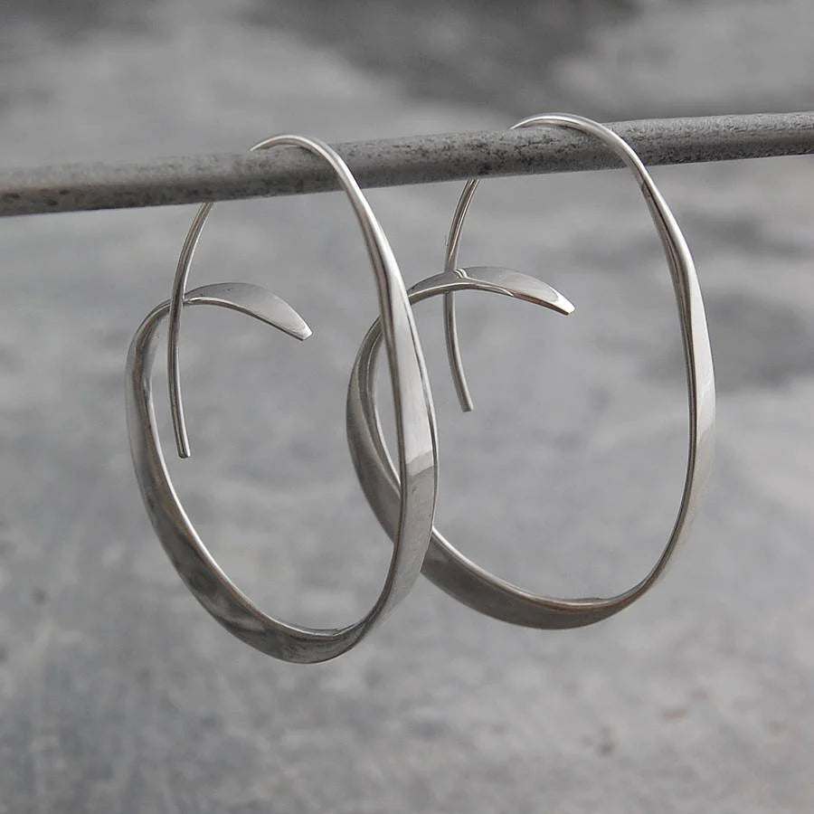 Becca – Pendientes con Forma de Espiral Elegante