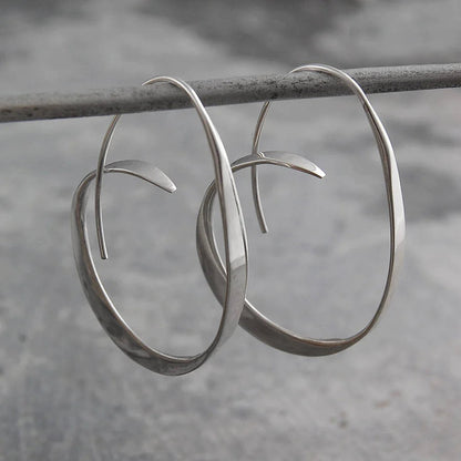 Becca – Pendientes con Forma de Espiral Elegante