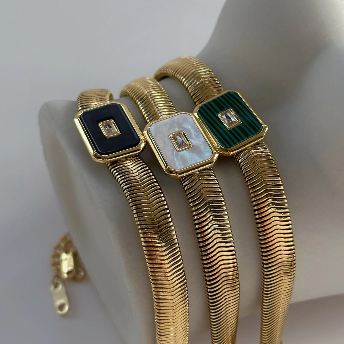 Pulsera de Mujer con Pieza Central Cuadrada y Acento de Piedra Central