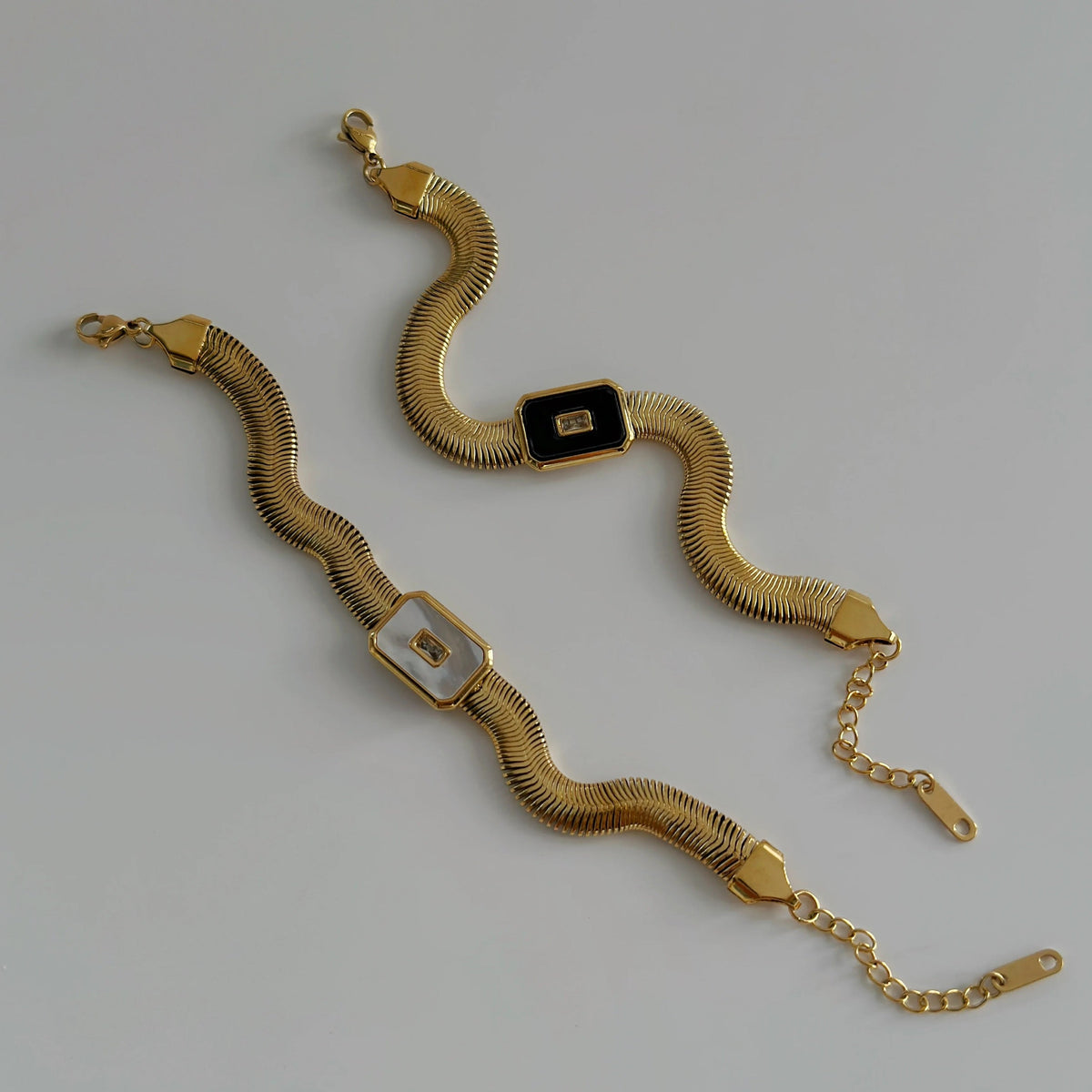 Pulsera de Mujer con Pieza Central Cuadrada y Acento de Piedra Central