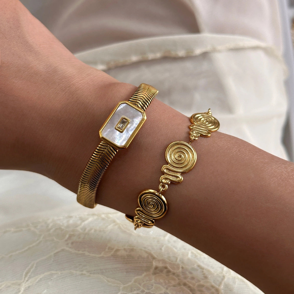 Pulsera de Mujer con Pieza Central Cuadrada y Acento de Piedra Central
