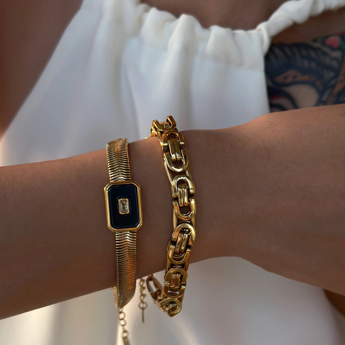 Pulsera de Mujer con Pieza Central Cuadrada y Acento de Piedra Central