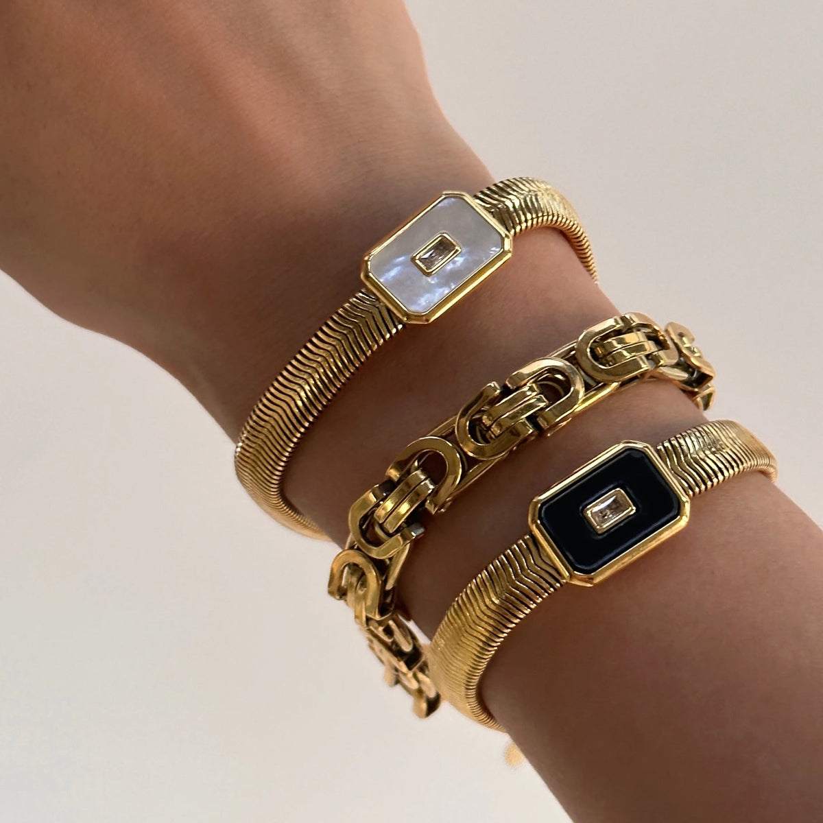 Pulsera de Mujer con Pieza Central Cuadrada y Acento de Piedra Central