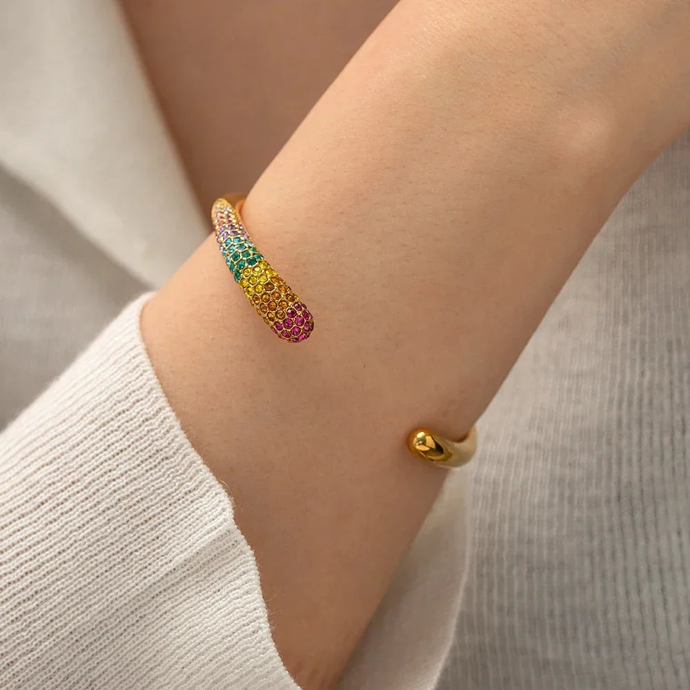 Pulsera Abierta para Damas con Extremos Asimétricos y Adornos de Piedras en Varias Filas