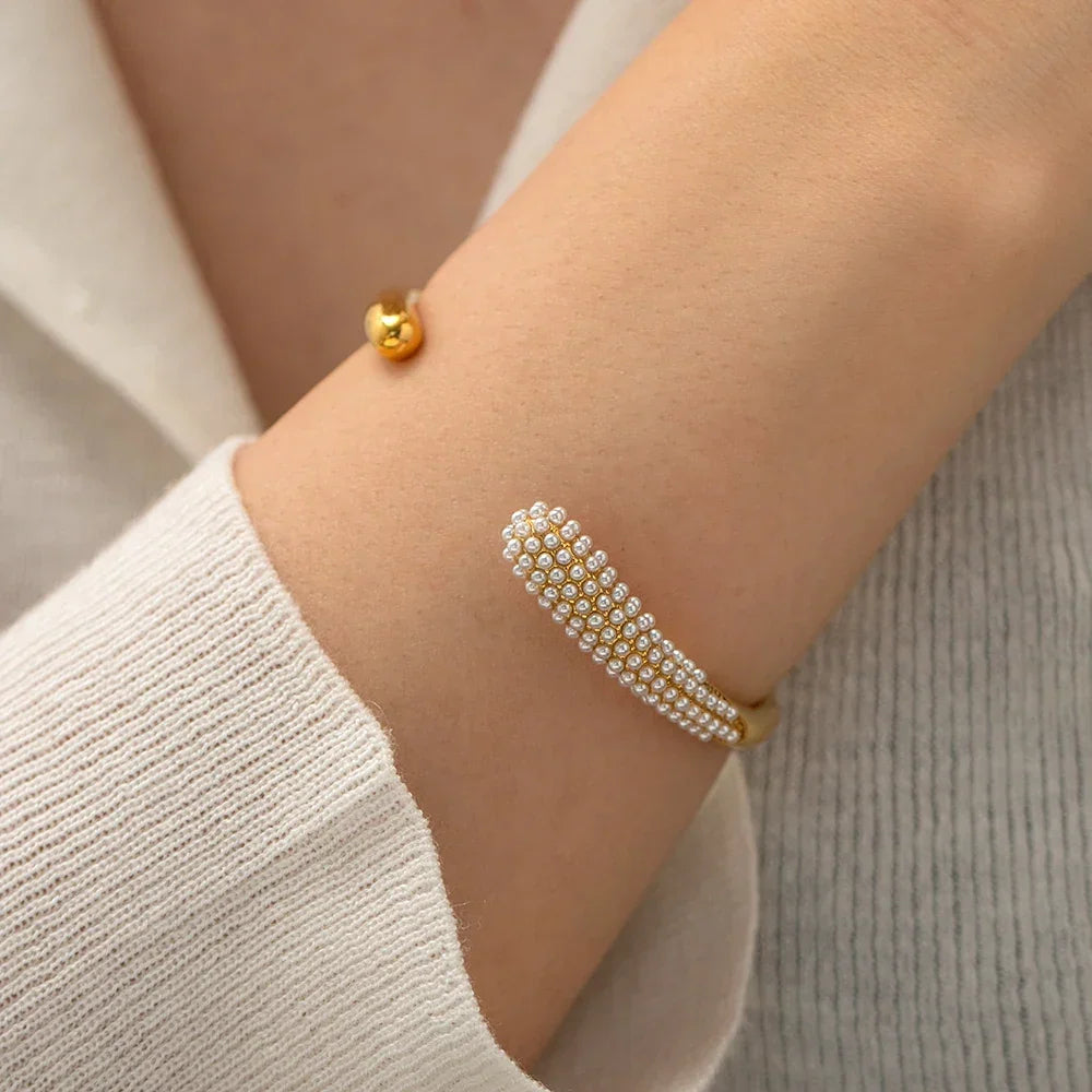 Pulsera Abierta para Damas con Extremos Asimétricos y Adornos de Piedras en Varias Filas