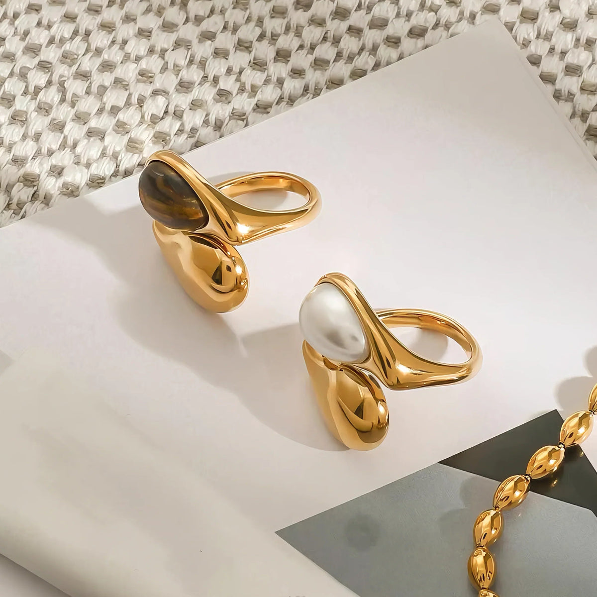 Dama Anillo de Declaración Ajustable con Diseño Esculpido y Elemento de Joyería Central