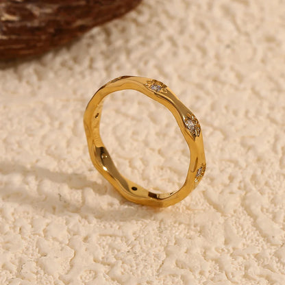 Auriel – Anillo Estrella de Ocho Puntas Ondulado Dorado