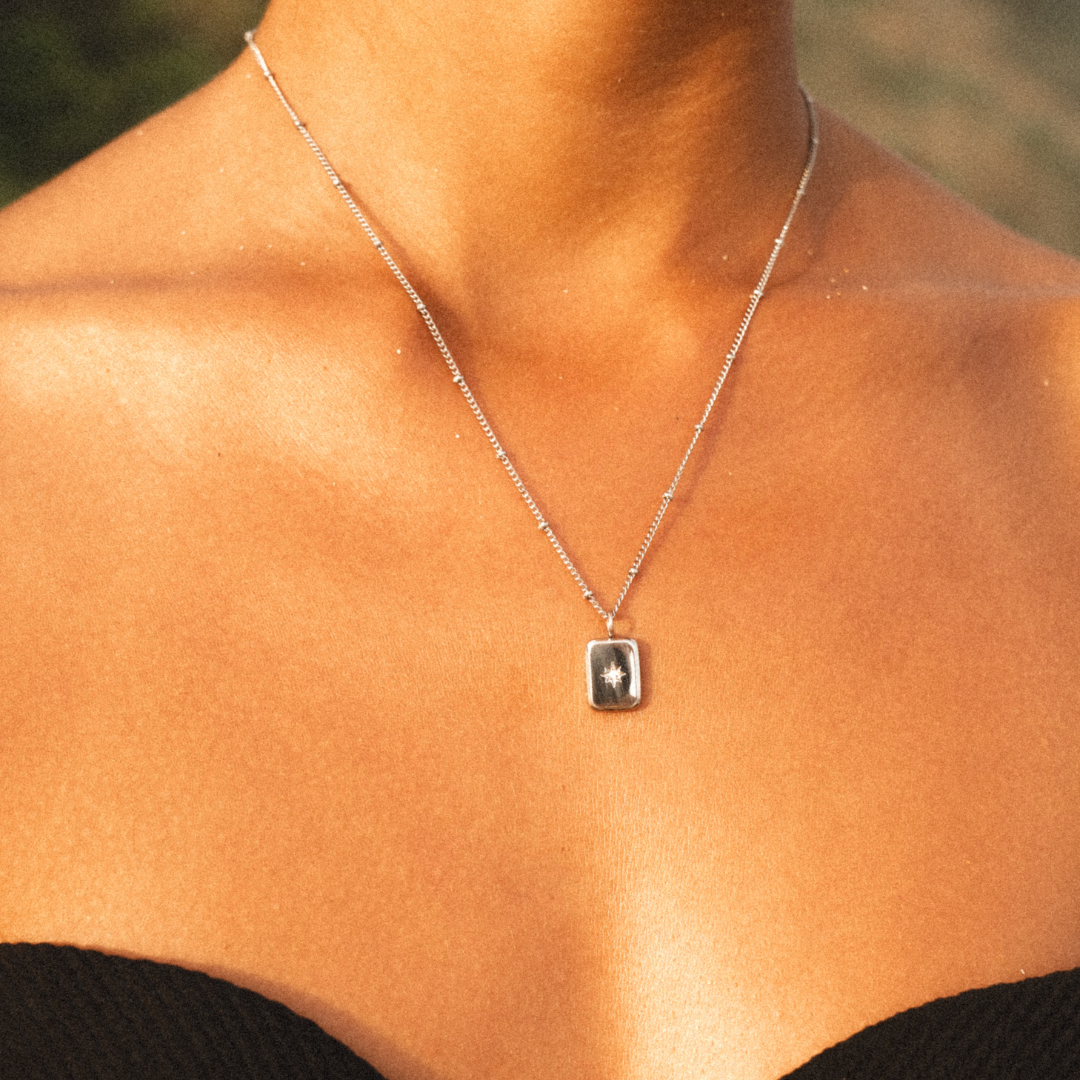 Collar con Colgante de Estrella para Mujeres con Acento de Piedra Central