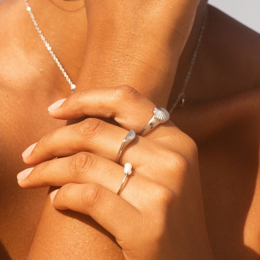 Anillo Apilable de Mujer con Grabado de Salida del Sol y Superficie Curvada