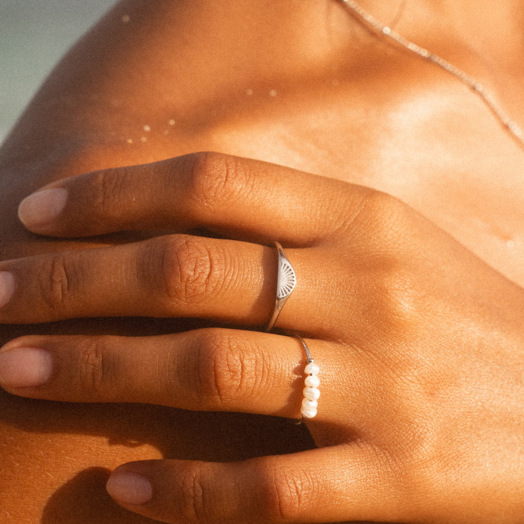 Anillo Apilable de Mujer con Grabado de Salida del Sol y Superficie Curvada