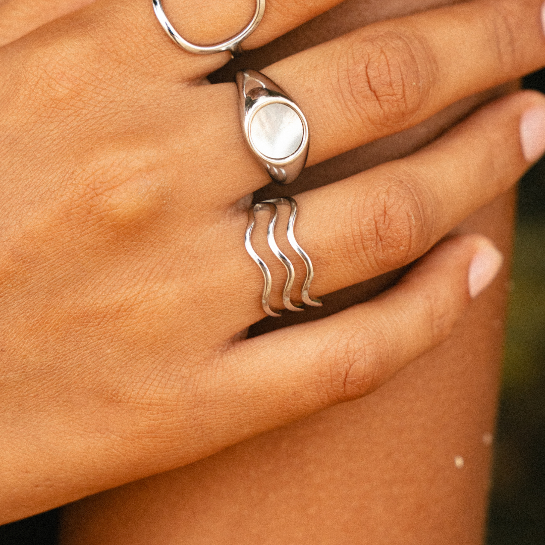 Anillo de Dama con Diseño de Olas Triples y Estructura de Líneas Abiertas