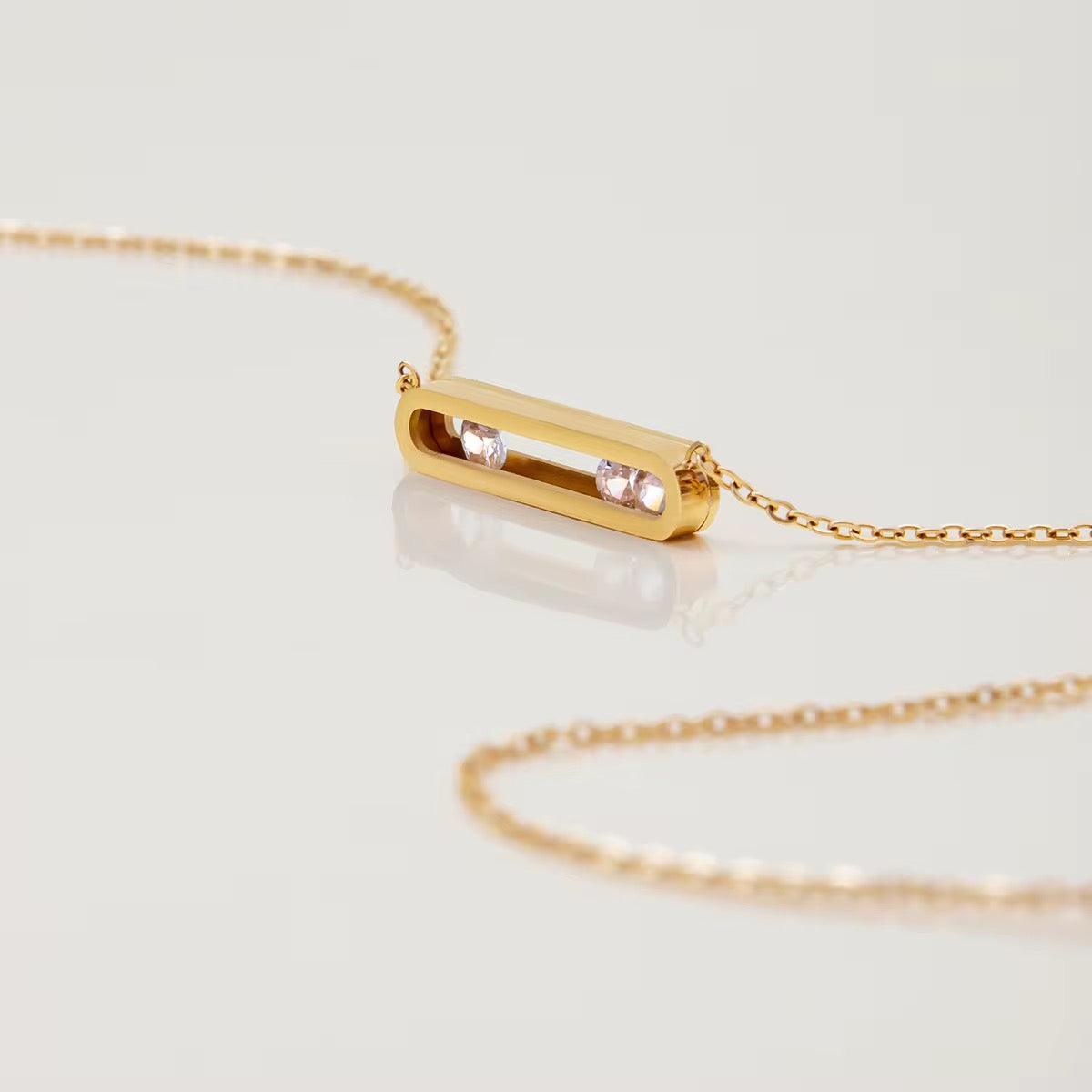 Collar con Colgante de Mujer con Rectángulo Alargado y Acentos de Piedra
