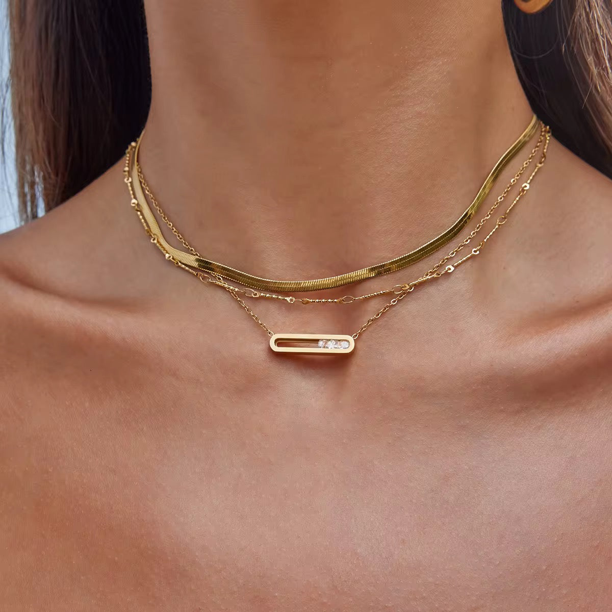 Collar con Colgante de Mujer con Rectángulo Alargado y Acentos de Piedra