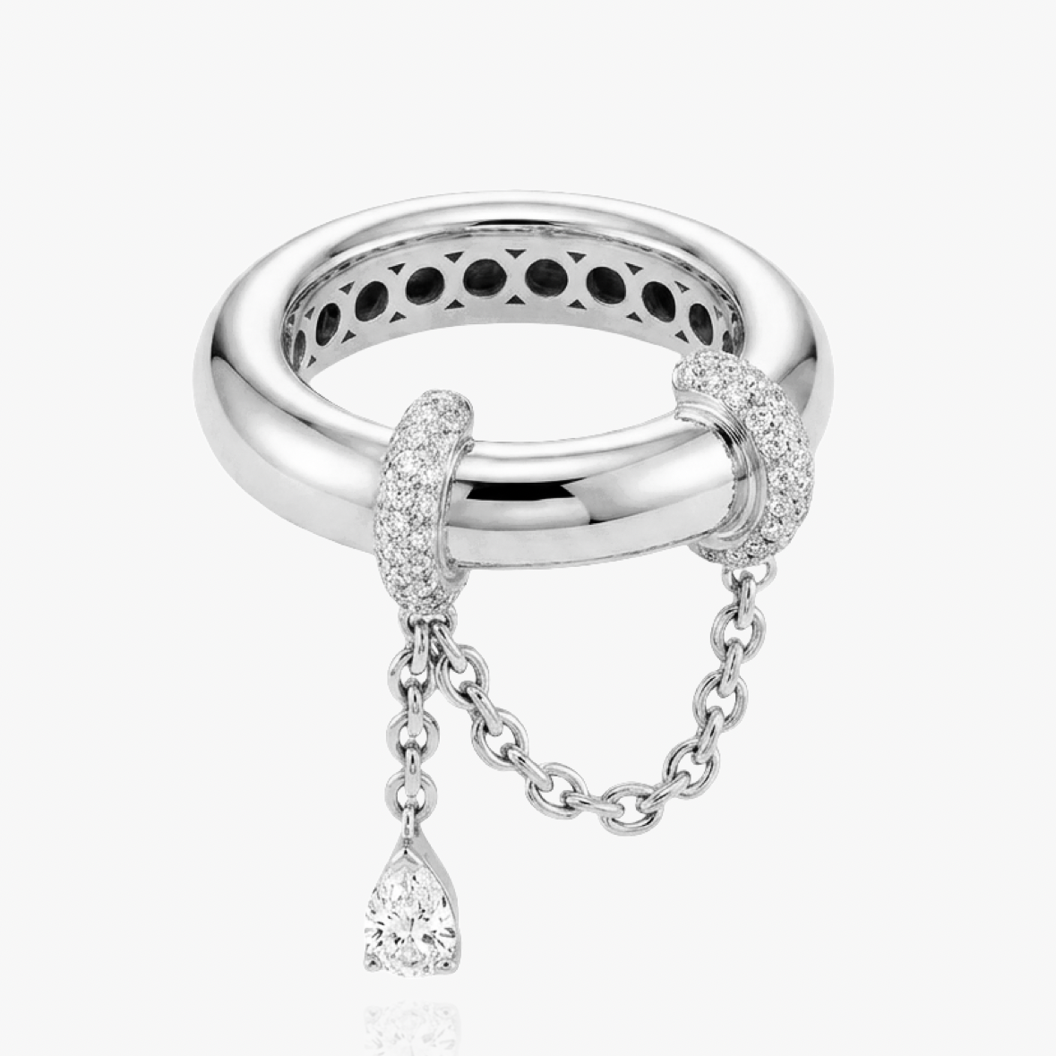 Anillo de Declaración para Mujeres con Detalle de Cadena y Colgante en Forma de Gota