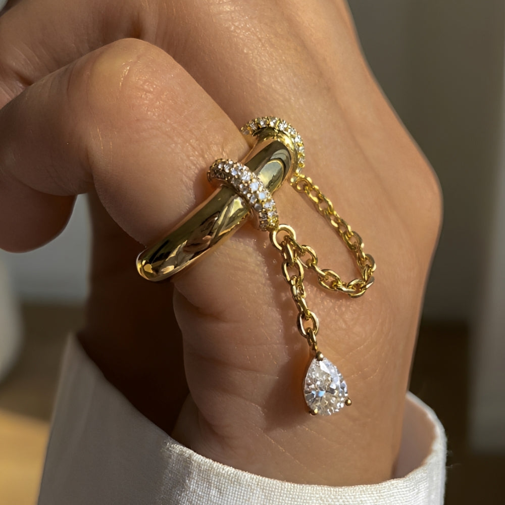 Anillo de Declaración para Mujeres con Detalle de Cadena y Colgante en Forma de Gota