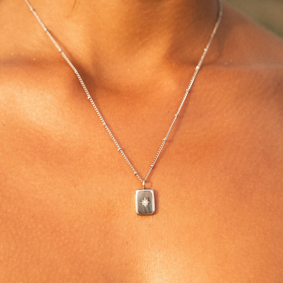Collar con Colgante de Estrella para Mujeres con Acento de Piedra Central
