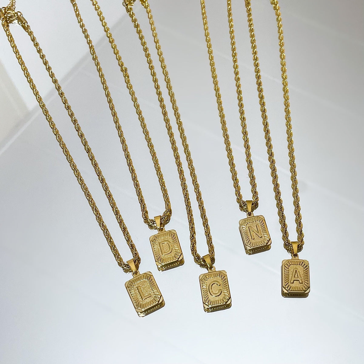 Collar de Iniciales para Mujeres con Colgante de Letra Rectangular y Cadena Torcida