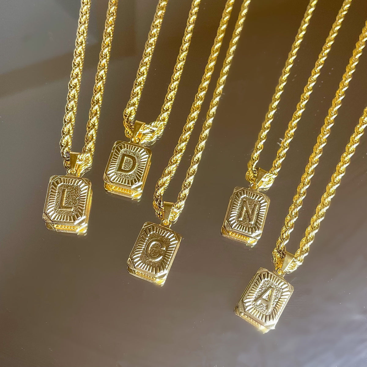 Collar de Iniciales para Mujeres con Colgante de Letra Rectangular y Cadena Torcida