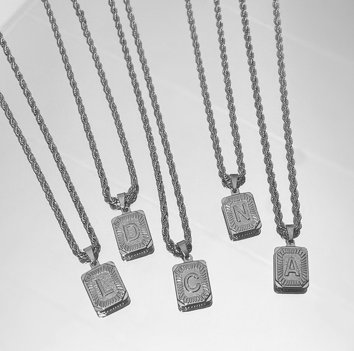 Collar de Iniciales para Mujeres con Colgante de Letra Rectangular y Cadena Torcida