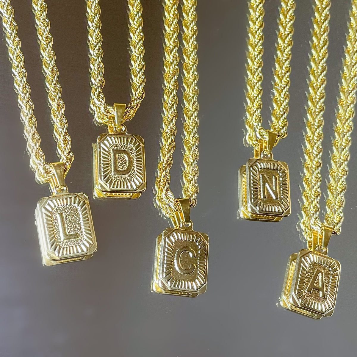 Collar de Iniciales para Mujeres con Colgante de Letra Rectangular y Cadena Torcida