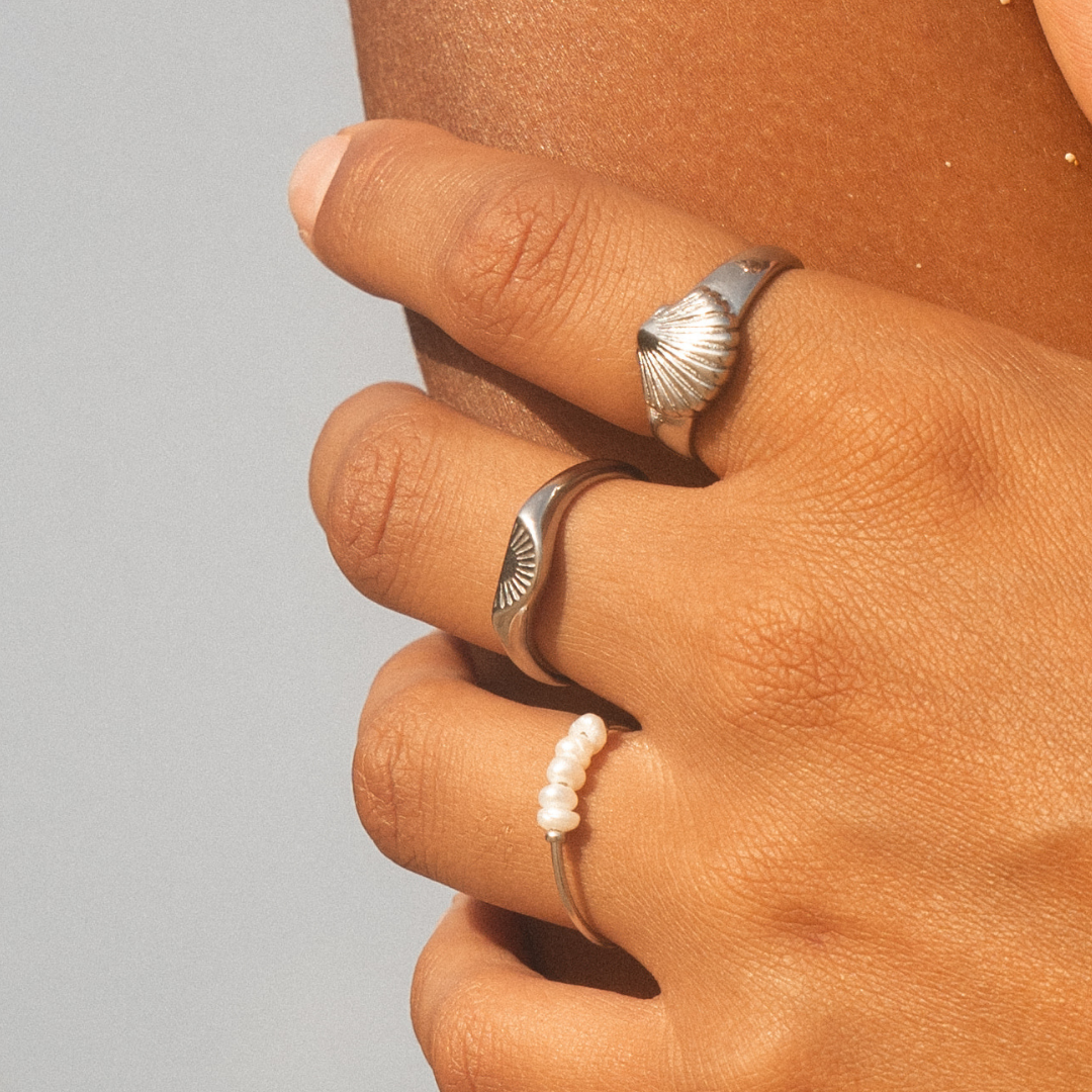 Anillo Apilable de Mujer con Grabado de Salida del Sol y Superficie Curvada