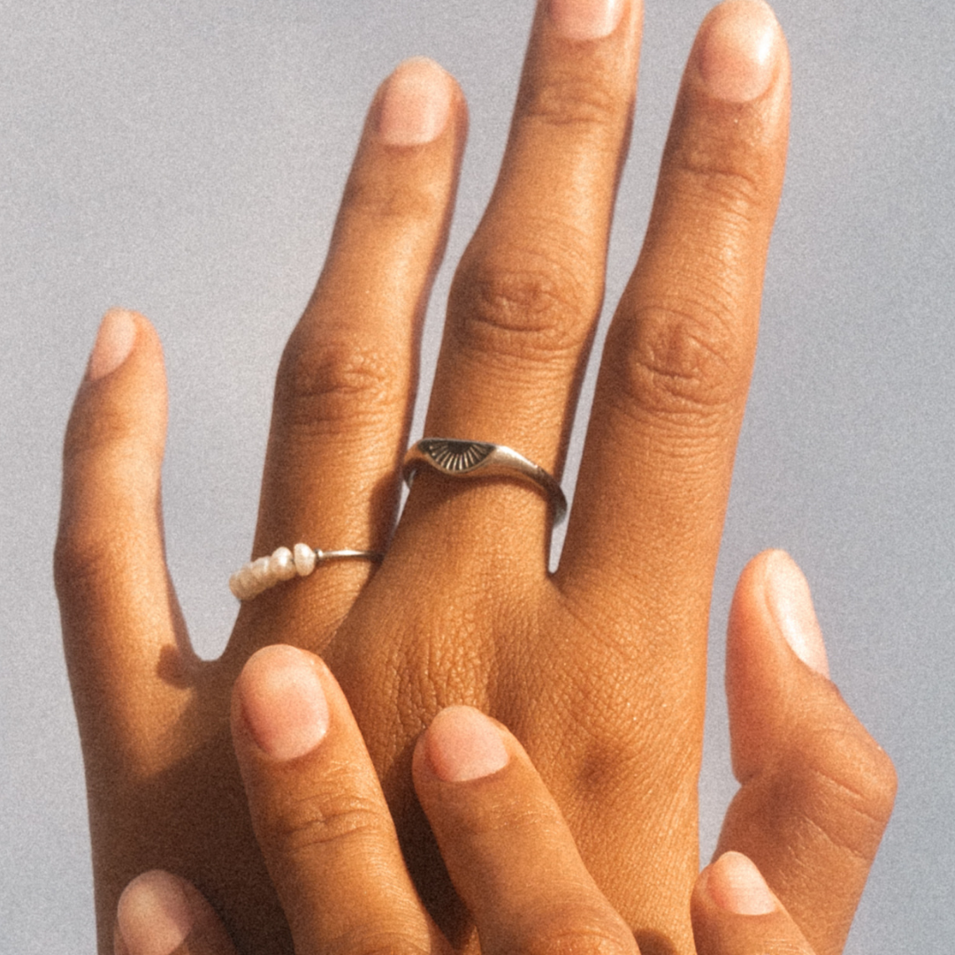 Anillo Apilable de Mujer con Grabado de Salida del Sol y Superficie Curvada