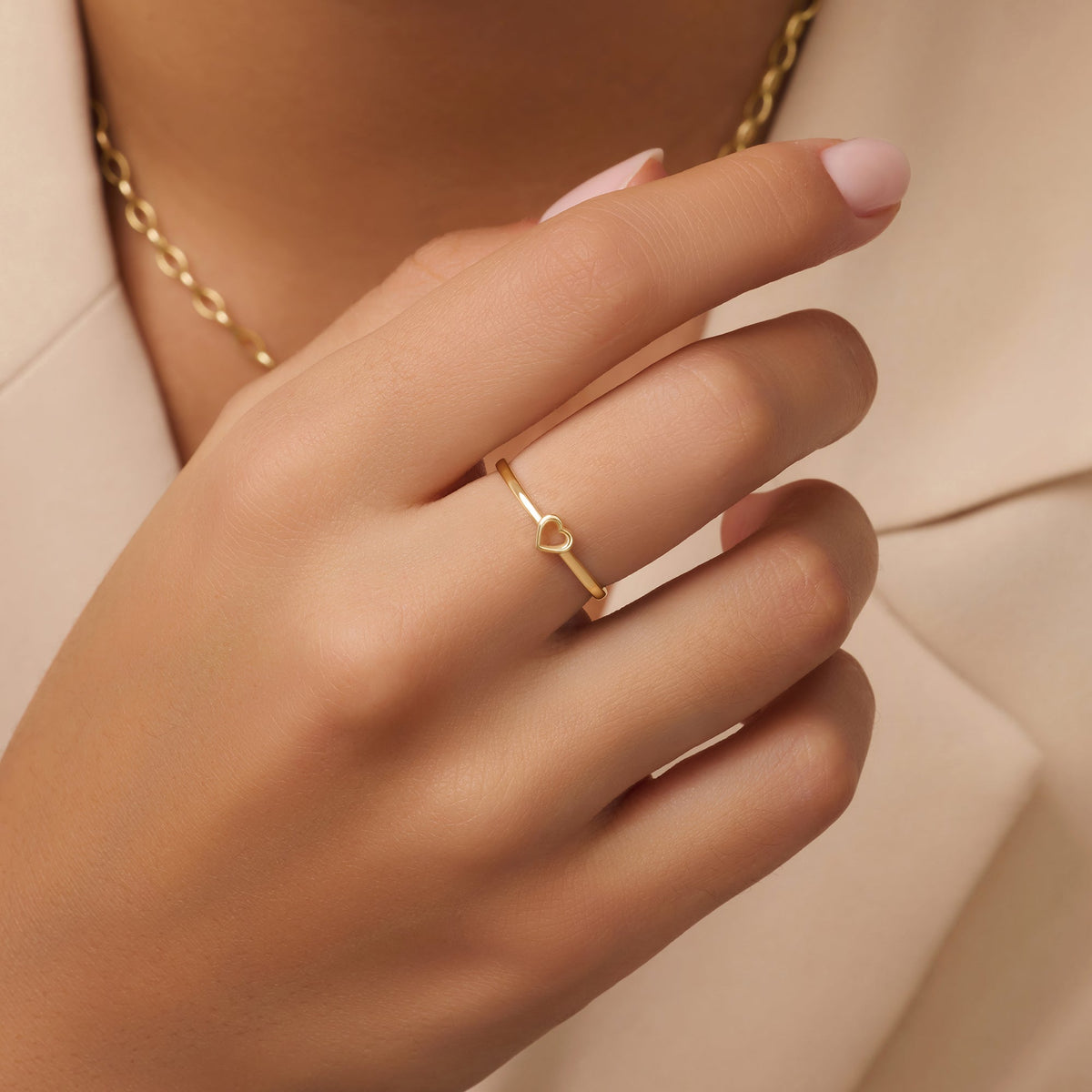 Anillo de Mujer con Motivo de Corazón Abierto y Banda Delgada