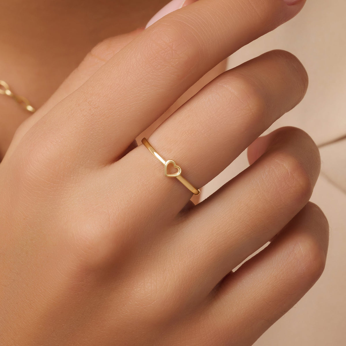 Anillo de Mujer con Motivo de Corazón Abierto y Banda Delgada