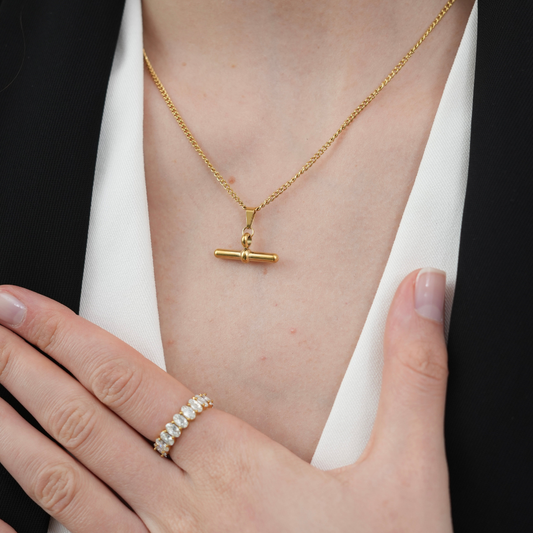 Gwen – Collar T-Bar con Estilo Elegante
