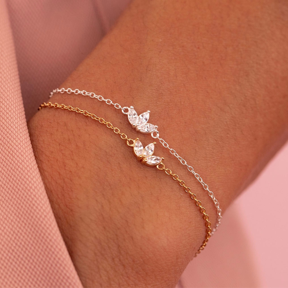 Pulsera de cadena con tres flores de zirconia