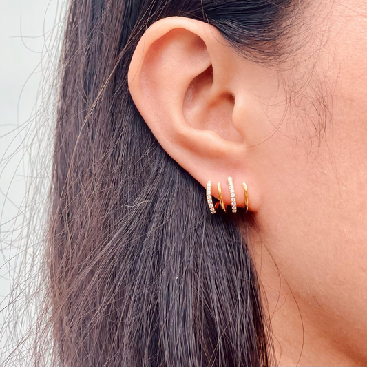 Aros Huggie con Zircónia en Incrustaciones de Cuatro Lados