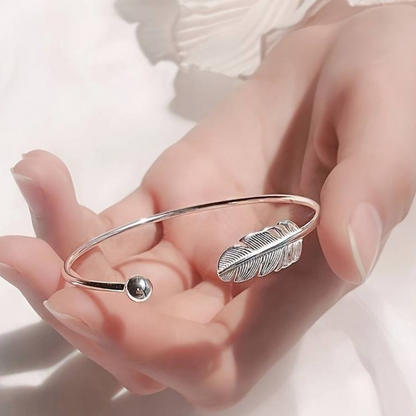 Brazalete de pluma plateado - Pulsera de pluma