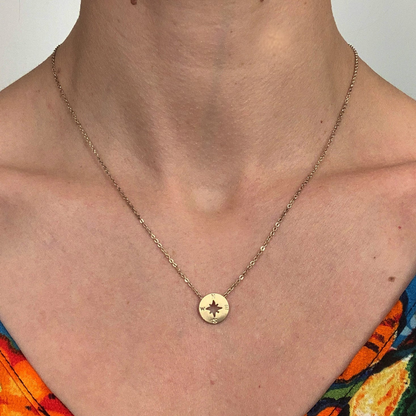 Collar con charm de brújula redonda