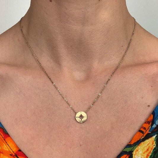 Collar con charm de brújula redonda