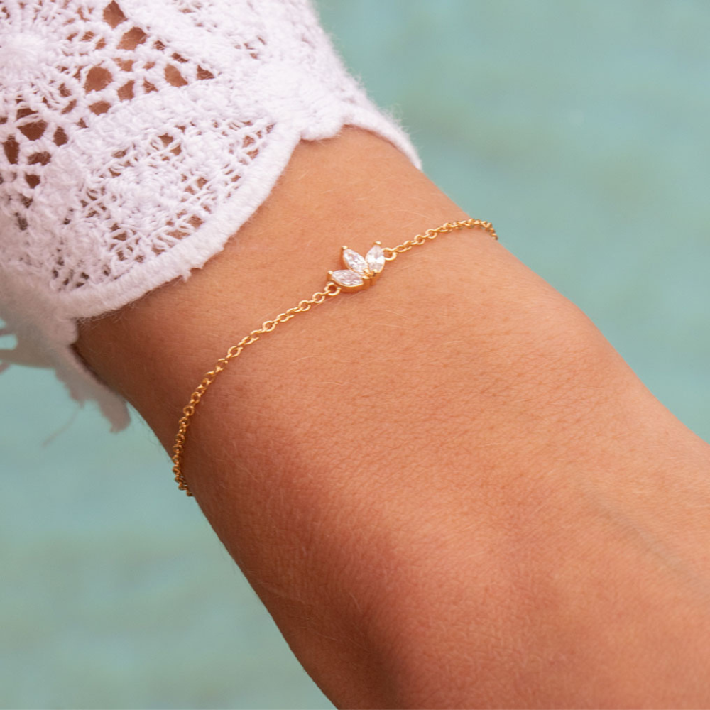 Pulsera de cadena con tres flores de zirconia
