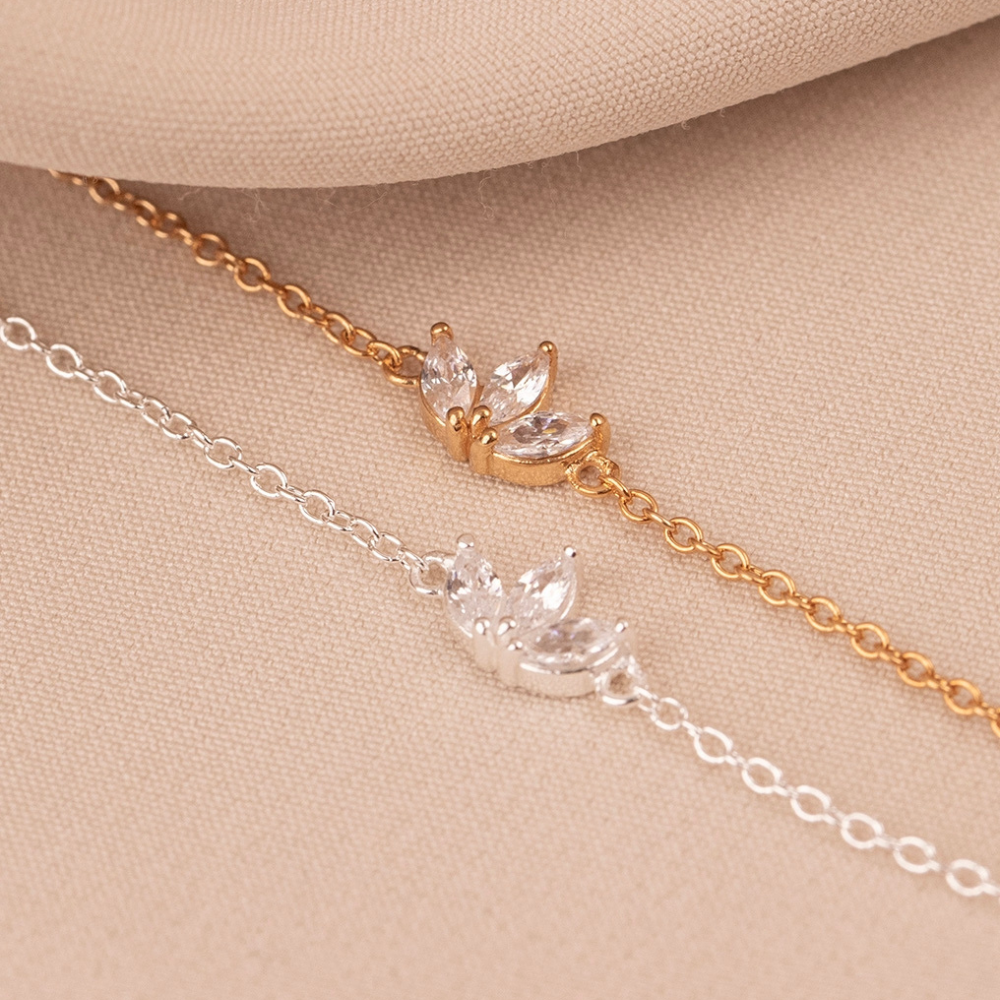 Pulsera de cadena con tres flores de zirconia