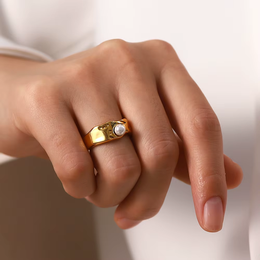 Zayra – Anillo Vintage con Perla Natural en Oro