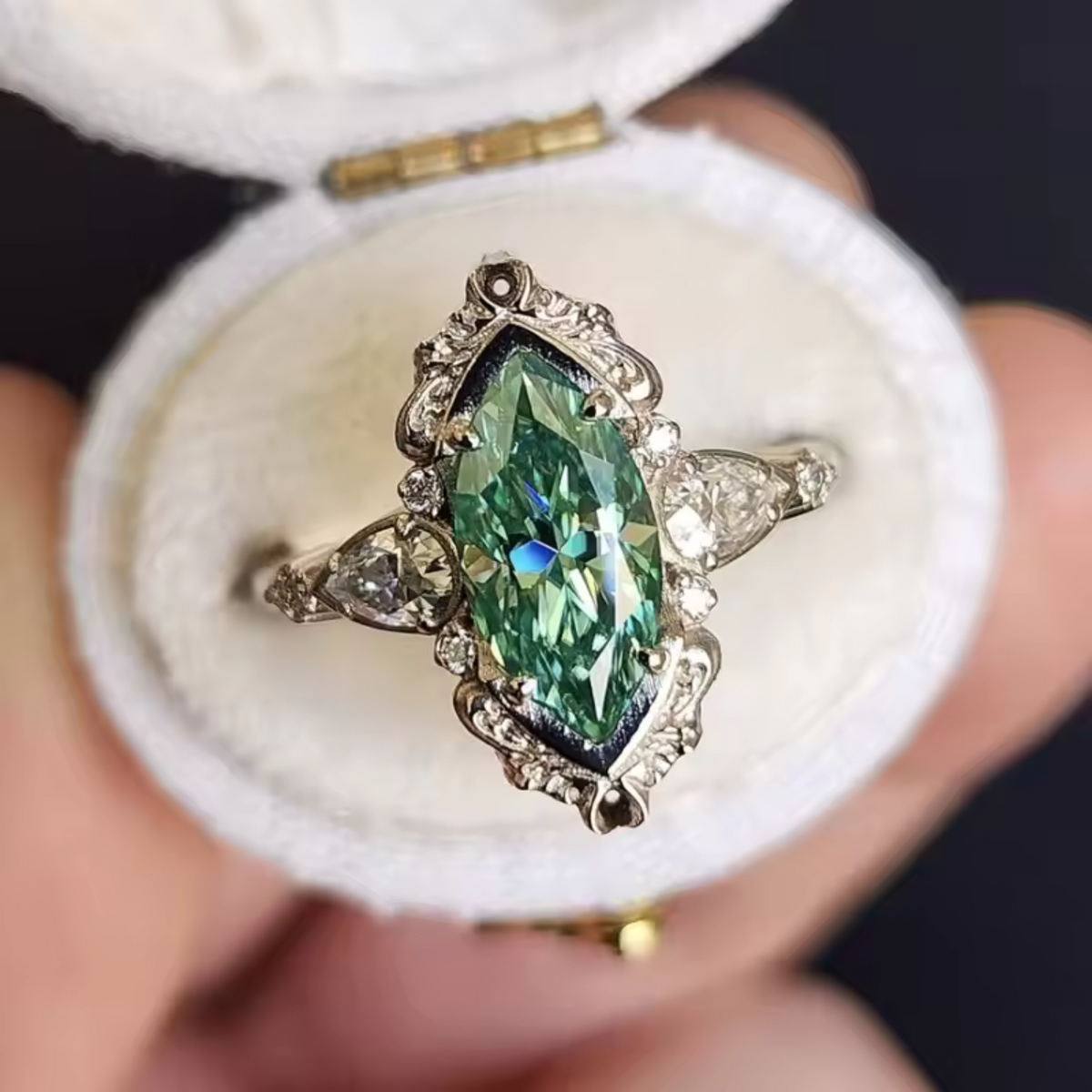 Anillo Statement para Mujeres con Piedra Central Marquesa y Marco Floral