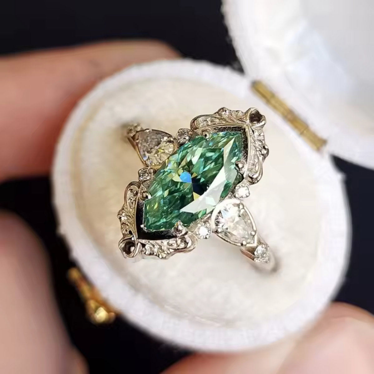 Anillo Statement para Mujeres con Piedra Central Marquesa y Marco Floral