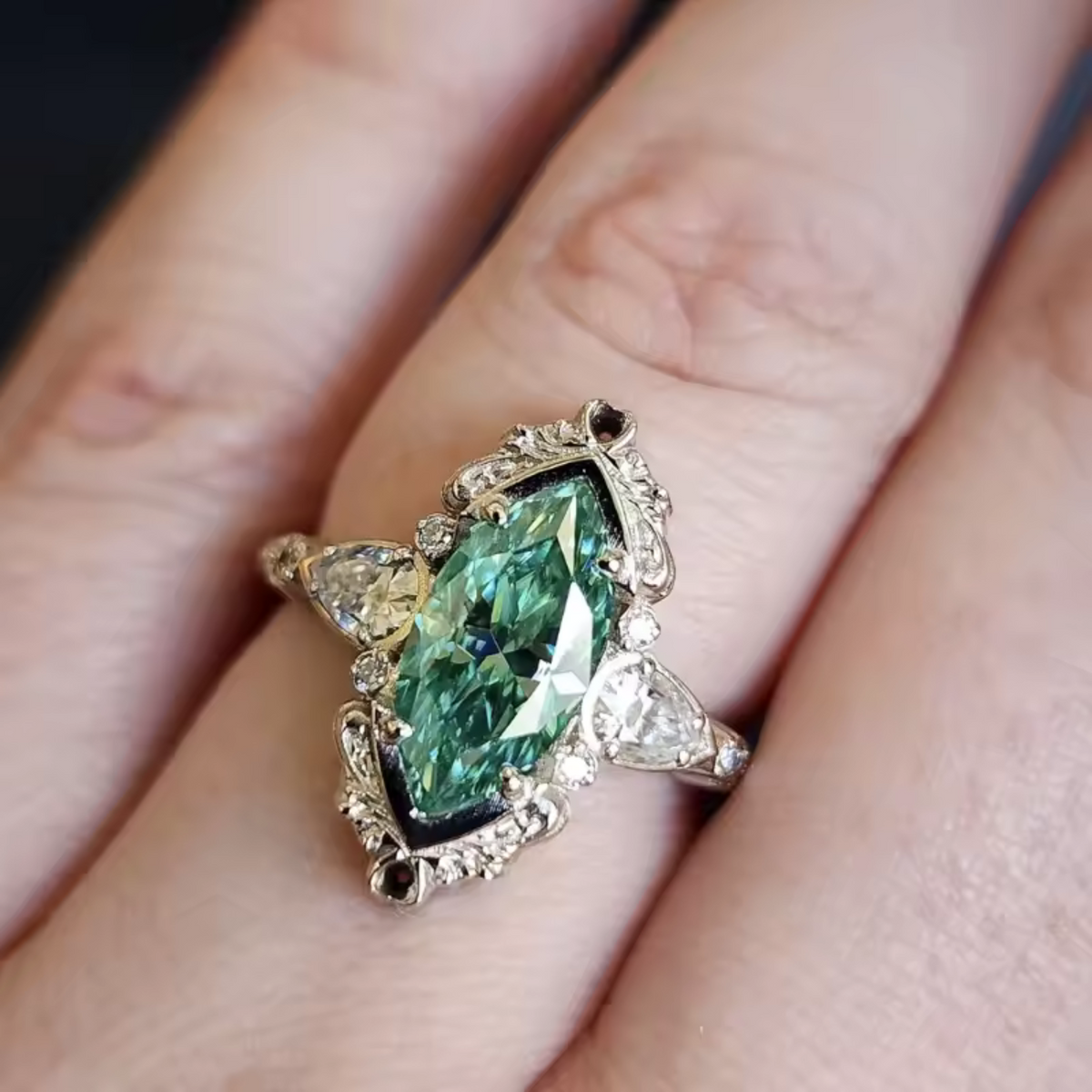 Anillo Statement para Mujeres con Piedra Central Marquesa y Marco Floral