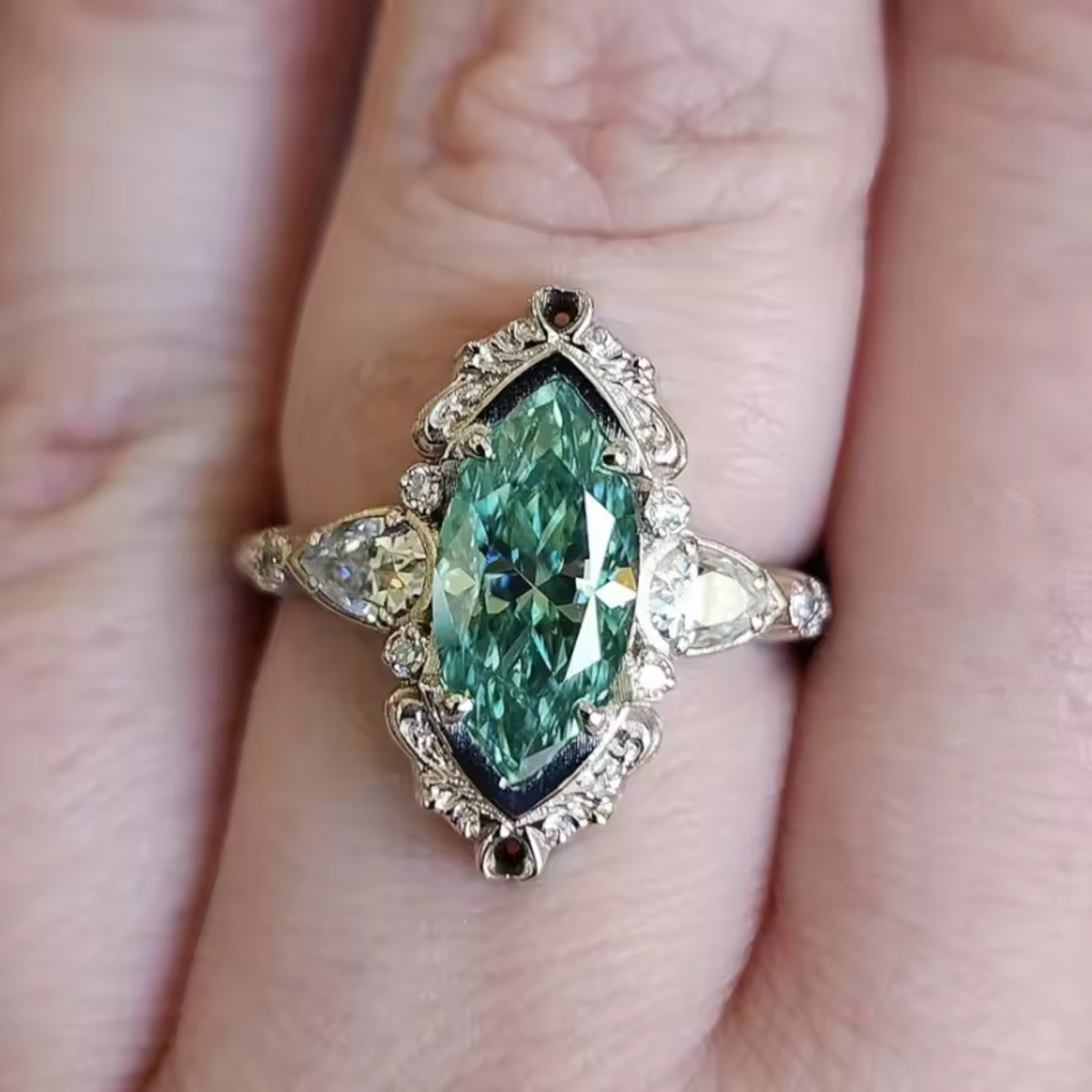 Anillo Statement para Mujeres con Piedra Central Marquesa y Marco Floral