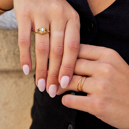 Amara – Anillo Bucle Infinito Dorado