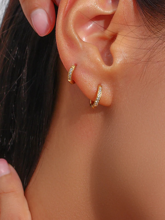 Jane – Aretes Huggie Zirconia Doradas